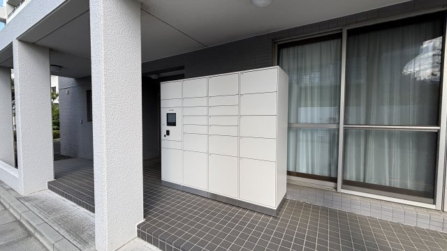敷地内には宅配ボックスが設置されています。忙しい方でも安心です。