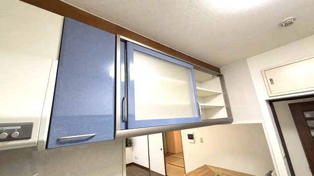 キッチン上部には大きな収納スペースがございます。