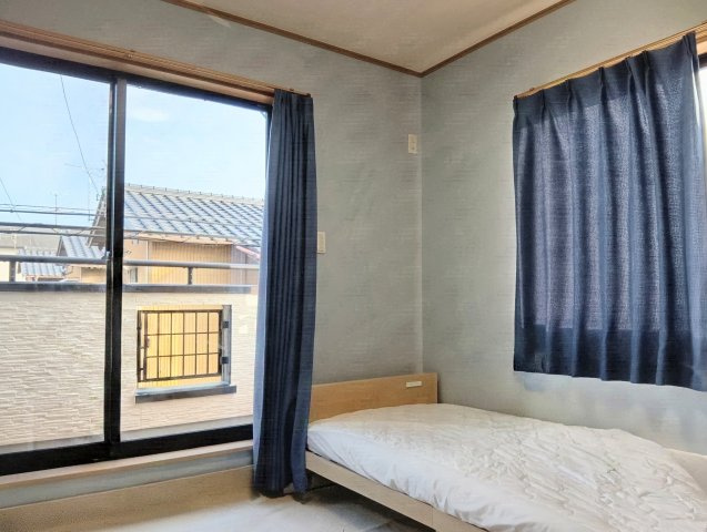 2階洋室4.5帖（西側）は、陽当り、風通しが良さそうです！