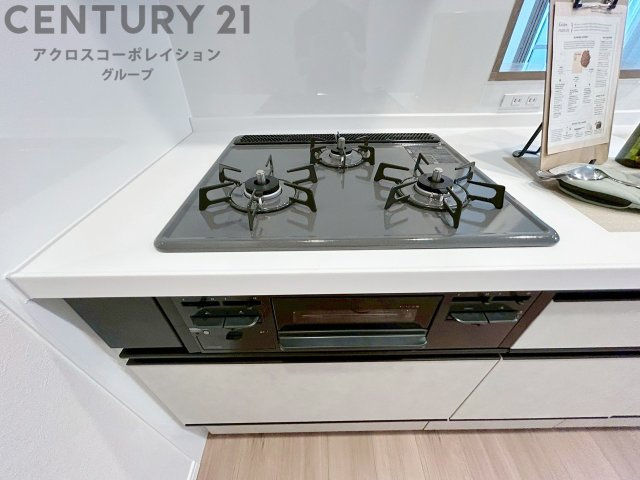 多数の調理器具を同時に使用でき、料理の効率化が可能。省エネで節約になり、様々な料理スタイルに適応できます。また、火力調整が独立しており、手入れや掃除もしやすく、今よりもっとお料理が楽しくなるかも。　