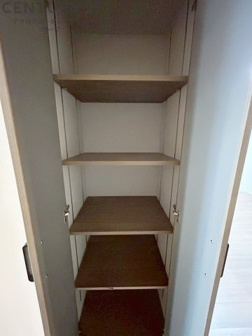 可動棚により収納レイアウトを自在にカスタマイズ。季節物や背の高い物も収まり、空間を有効活用できる使い勝手の良い収納です。　