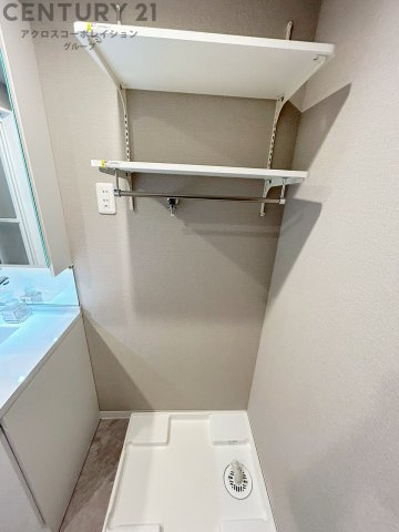 洗濯物の仕分け作業がしやすく、整理整頓が容易になります。洗濯音や湿気を他の部屋に持ち込まず、生活環境を快適に保ちます。上部を活用すれば収納スペースを確保でき洗剤や洗濯用品の整理もしやすくなります。　
