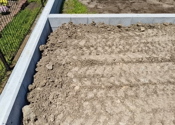 家を建てる場合、方位は要チェックです。現実的に日当たりのよい家ならばリビングは南側、建築基準法でも北側に当たる家への配慮は求められています。土地を見学に行く際は、方位磁針を持って行くようにしましょう。
