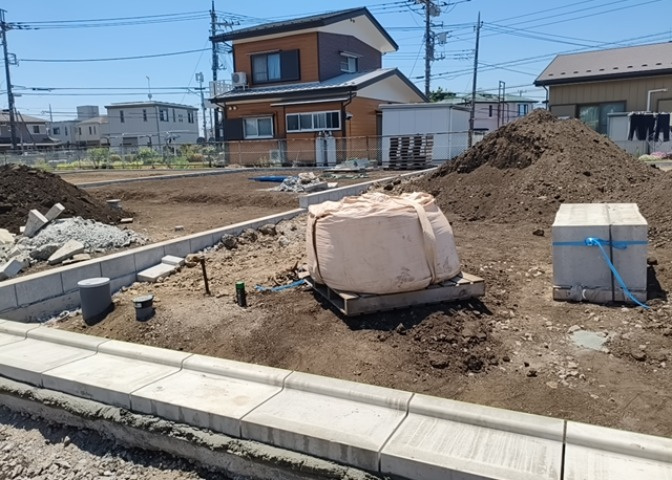 現地に行くなら、物件の周囲の地形がどうなっているかを見ることも大切です。周辺より低くなっている土地では、大雨などで水が集まりやすいため、地盤が弱くなっているということも考えられるため、注意が必要です。