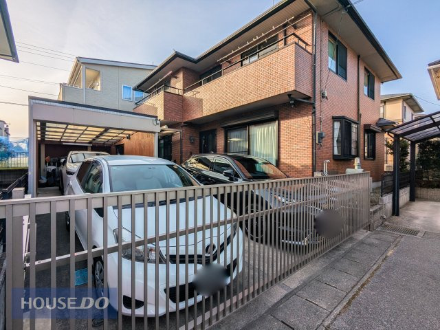 並列駐車2台＋車庫として1台　計3台も停められる優秀な広さ