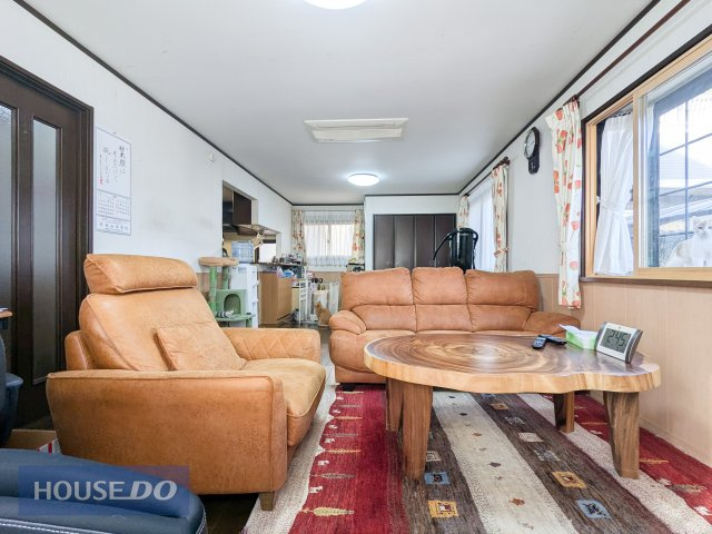 落ち着きのあるリビングで、ご家族でゆっくりおくつろぎください！