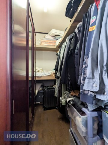 収納もロングコートかけたり、季節もの以外は棚に収納も出来ちゃいます！