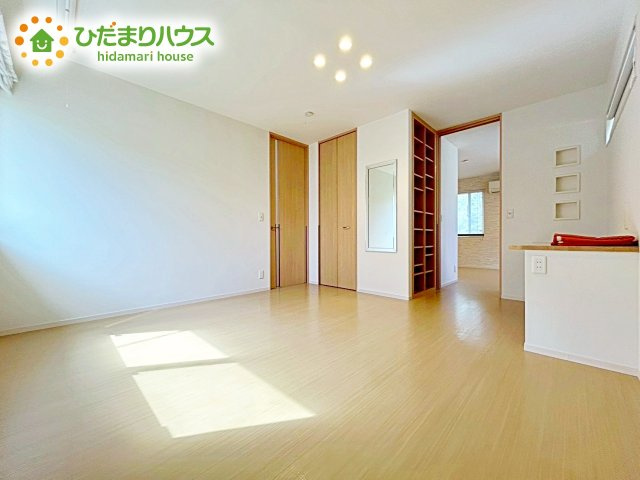 主寝室は広々していて安らげる空間に。大きな窓から光が差し込み、朝の目覚めも良さそう♪