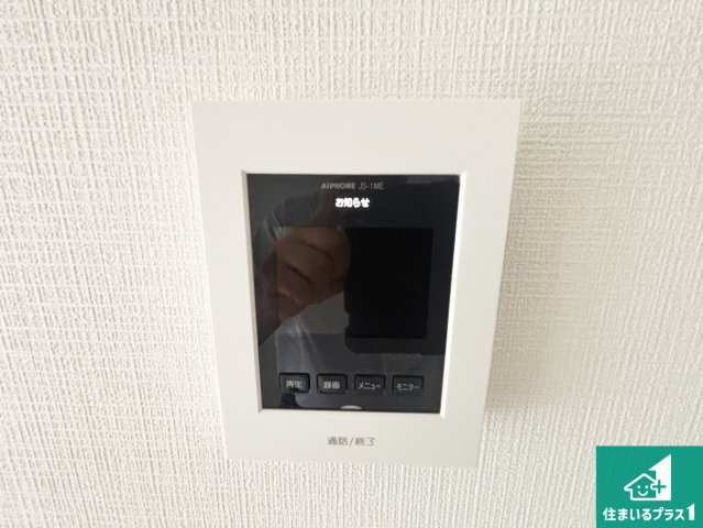 カラーモニターインターホン！声だけでなく来訪者の姿や顔がモニターで確認できるので、小さなお子様がいらっしゃるご家庭でも安心できます！