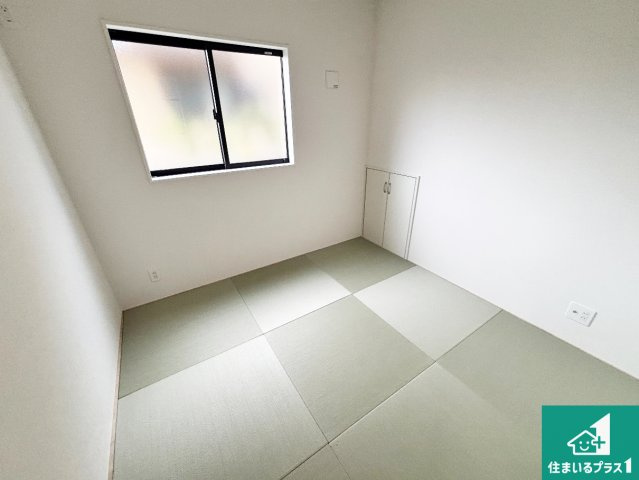 一室あると便利な和室は客間としてだけでなく、小さなお子様のプレイルームや食後のくつろぎスペースとしてもご利用いただけます。収納もついていますので大活躍間違いなし！