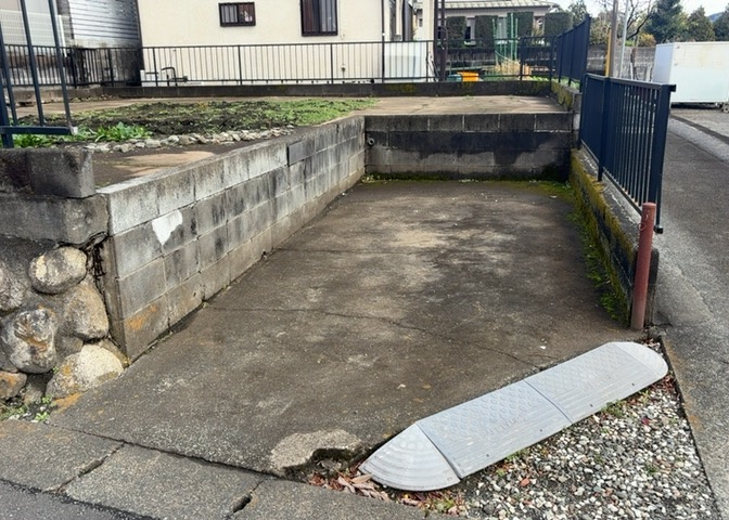 土地の形が極端に長細かったり、狭小地、あるいは道路との高低差がある傾斜地だった場合、後々売ろうとしても買い手がつかない場合もあります。後々、売却することになった時に価値の下がらない土地を選びましょう。