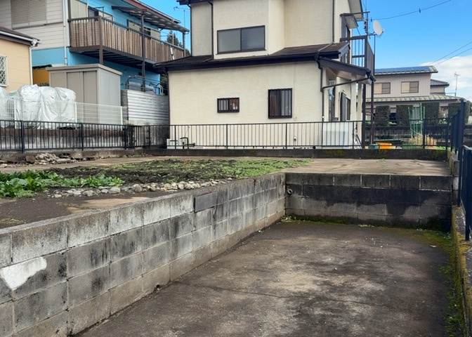 土地の面積＝住宅面積ではありません。建ぺい率の問題などで、土地のある場所によって住宅を建てられる面積は限られています。高さもしかり、「土地」という言葉の中には、建築条件も含まれると考えておきましょう。