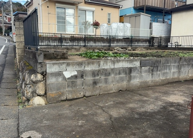 家を建てる場合、方位は要チェックです。現実的に日当たりのよい家ならばリビングは南側、建築基準法でも北側に当たる家への配慮は求められています。土地を見学に行く際は、方位磁針を持って行くようにしましょう。