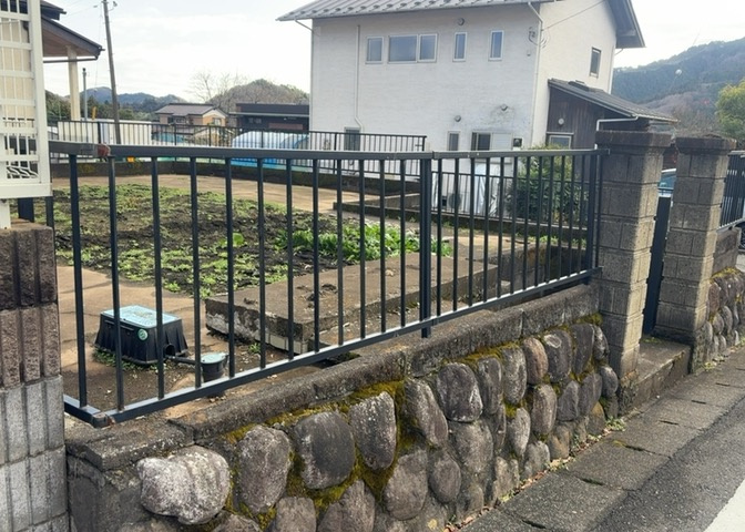 土地の前の道路に消火栓が設置されていることがあります。この場合、道路交通法第45条第1項により、駐車禁止の場所が指定されています。そのため、車庫などの駐車スペースをつくることができない場合があります。