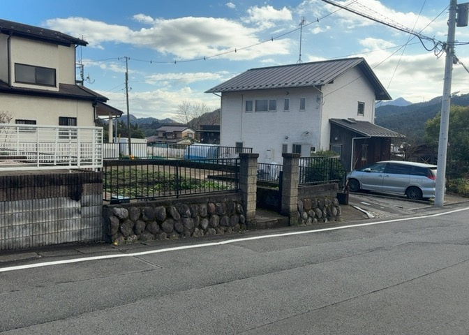 現地に行くなら、物件の周囲の地形がどうなっているかを見ることも大切です。周辺より低くなっている土地では、大雨などで水が集まりやすいため、地盤が弱くなっているということも考えられるため、注意が必要です。