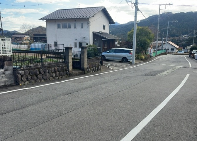 物件の詳細については、現地を見てわかること以外に、役所や法務局などで調べないとわからないことがあります。そのため、現地に行く場合は、もしこの物件を買ったらどのような生活ができるかをイメージしましょう。