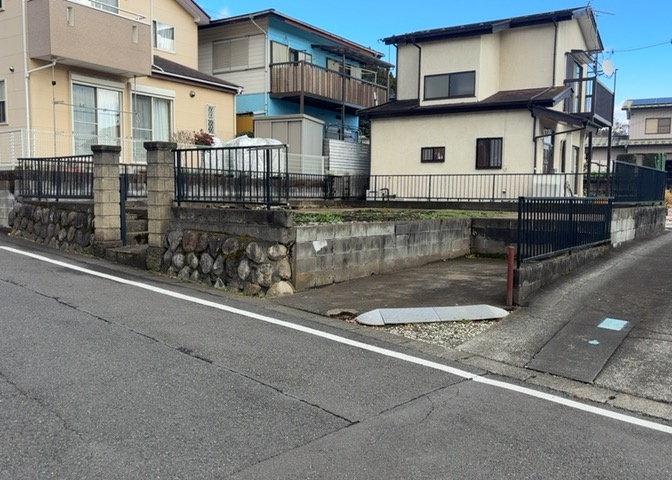 土地購入を検討されている場合、境界杭がない状態で購入してしまうと境界確定測量をする必要があり、費用がかかります。購入の前に、売主、隣土地所有者立ち合いのもと境界を確定し境界杭を設置するのがベストです。