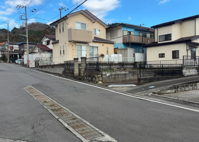 人が暮らすうえで日光は大切な要素となります。日当たりの良さは譲れないポイントですね。併せて近くに大きな建築物の建築予定がないか、あるいはそれが可能な土地が近くにないか事前に確認することもお勧めします。