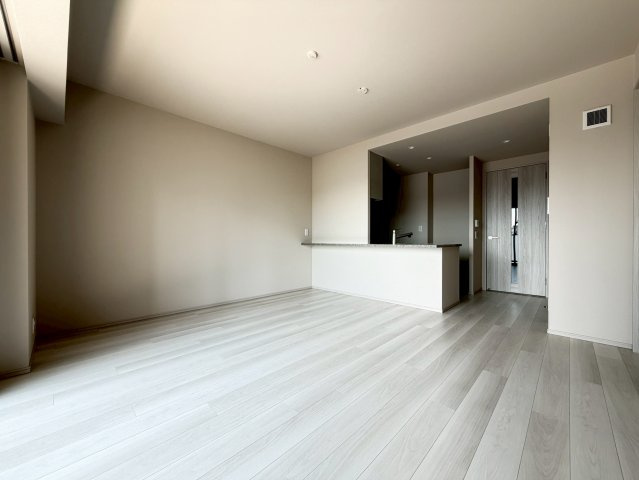 【リビングダイニング】大きな窓からたくさんの陽が差し込み、お部屋全体がとても明るく、暖かみある空間です☆