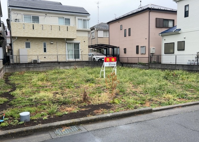 土地の面積＝住宅面積ではありません。建ぺい率の問題などで、土地のある場所によって住宅を建てられる面積は限られています。高さもしかり、「土地」という言葉の中には、建築条件も含まれると考えておきましょう。
