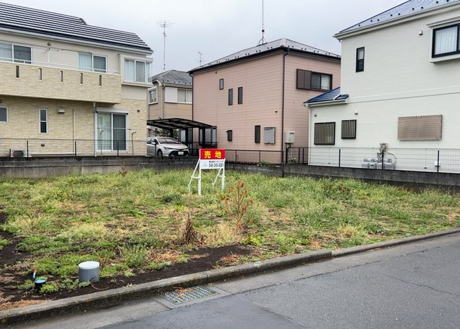 家を建てる場合、方位は要チェックです。現実的に日当たりのよい家ならばリビングは南側、建築基準法でも北側に当たる家への配慮は求められています。土地を見学に行く際は、方位磁針を持って行くようにしましょう。