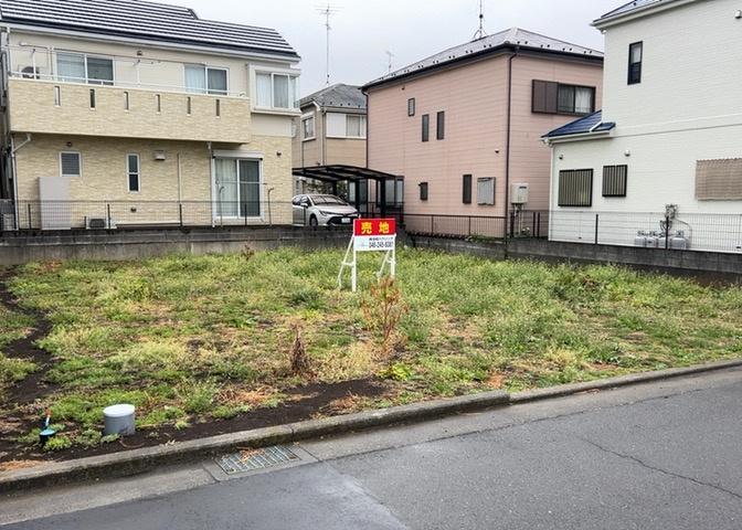 土地の前の道路に消火栓が設置されていることがあります。この場合、道路交通法第45条第1項により、駐車禁止の場所が指定されています。そのため、車庫などの駐車スペースをつくることができない場合があります。