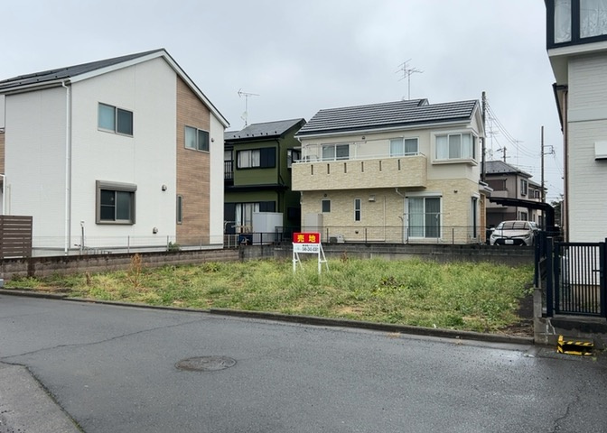 現地に行くなら、物件の周囲の地形がどうなっているかを見ることも大切です。周辺より低くなっている土地では、大雨などで水が集まりやすいため、地盤が弱くなっているということも考えられるため、注意が必要です。