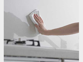 キッチンの表面は水はねや汚れからガードするパネルタイプの壁材を採用。国土交通大臣認定の防火材料です！