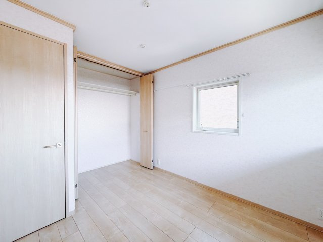 ■洋室｜2階各居室には収納をご用意しています♪常にお部屋を綺麗に保てます！小さなお子様も自然とお片付けができるようになるのでうれしいですよね！