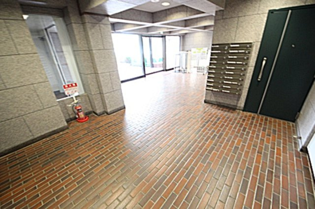 徒歩10分圏内に小学校・スーパー・コンビニ・郵便局・公園・市役所など周辺環境充実