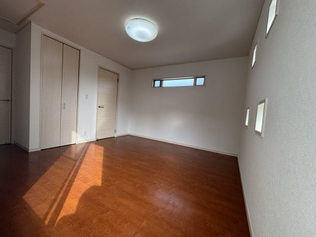WIC付き主寝室で、空間すっきり。身支度から就寝までがスムーズに完結する心地いい場所。