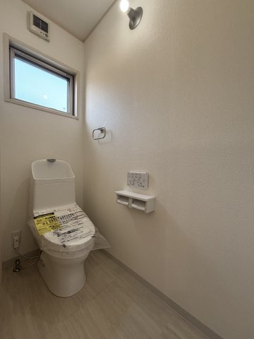 暮らしにゆとりを。プライベート空間に配慮した2階トイレは、生活リズムを崩さず快適に過ごせます。