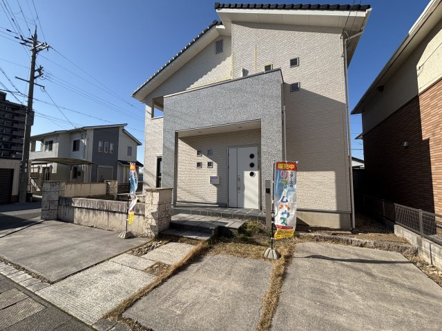 落ち着いた色合いとバランスの取れたデザインで、周囲の街並みに自然に溶け込む外観です。