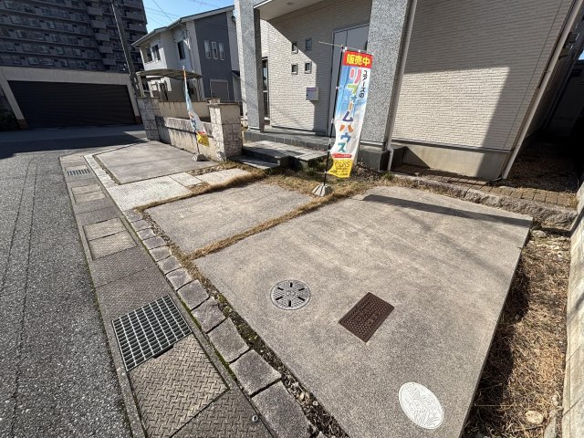 前面道路との高低差が少なく、スムーズに出入りできる駐車場。生活動線に配慮し、荷物の出し入れも快適。