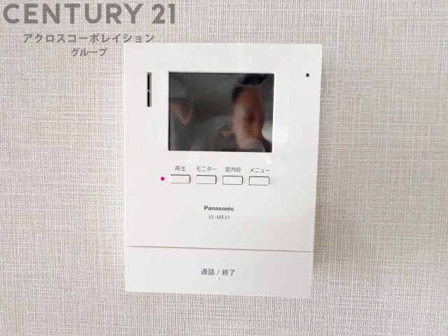 訪問者が来たときにテレビ画面で確認できるため、安心してドアを開けられます。録画機能があるものもあり、留守中に来訪者を記録しておくことができます。利便性が高く、セキュリティ面でも安心です。　