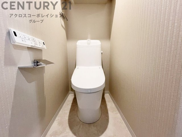 温水洗浄便座付トイレは温水洗浄機能により、暖かい水でおしりを洗浄することができ、冷たい水を使う従来の便座に比べ、温水洗浄機能で暖かいトイレを提供し、快適な使用を可能にします。　
