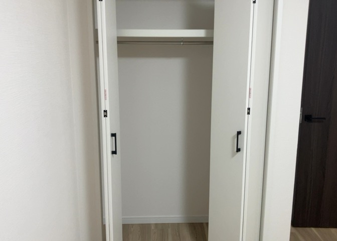デザイン性を重視しすぎて収納が少なかった！なんてことにならないため、事前に現地で収納の数を確認しておくことをお勧めします。クローゼット以外にも床下収納や屋根裏収納、パントリーなどもチェックしましょう。