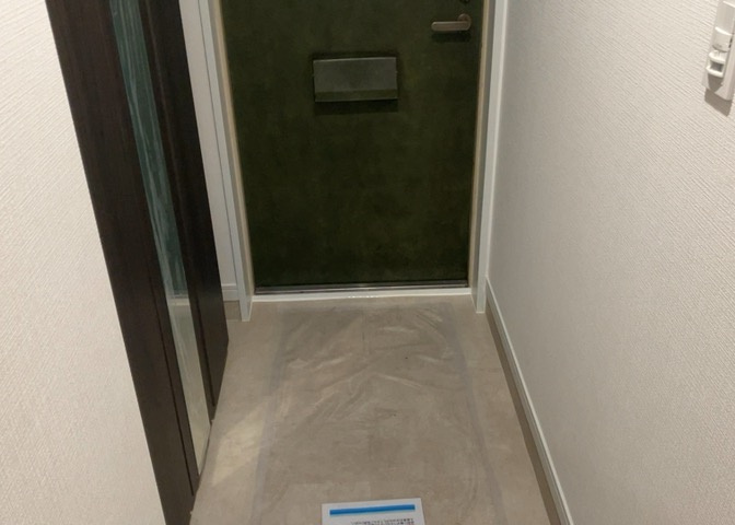 玄関は家の顔でもあり、家族以外の目にも止まる場所です。玄関は外との間を仕切る扉、靴などをしまっておく収納スペース、靴脱ぎのたたきスペース、来客とのやり取りをするドアホンなど複数のアイテムからなります。