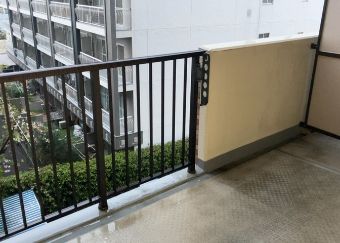 バルコニーは、室外の専用スペースのうち、「屋根がなく開放された空間」であるものを指します。ベランダより広いタイプのものが多く、日当たりもよいため家庭菜園などを楽しみたい人にとって適した環境となります。