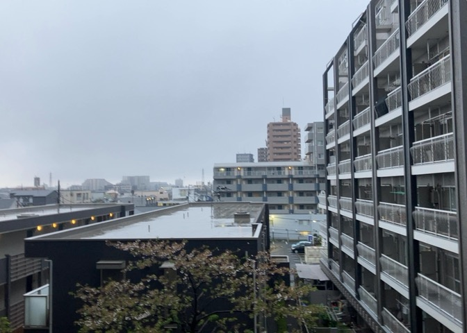 眺望を気にして物件を探す場合、前面に建物が建っていないか現地で確認しましょう！前面に建物があると景色はもちろん、日当たりや風通しにも影響が出てきます。住んだ時のことを想像しながら現地見学をしましょう。