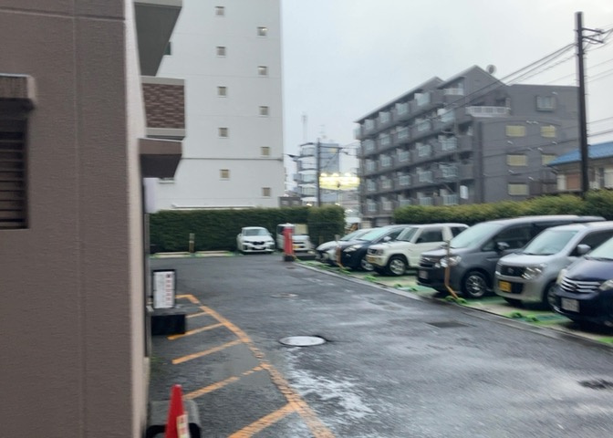 駐車場と明記されていても、最小スペースでつくられた駐車場だと大型車は駐車できなかったり、出入りしにくくなったりする可能性があります。お車のサイズと購入したい物件の駐車場のサイズを現地で確認しましょう。