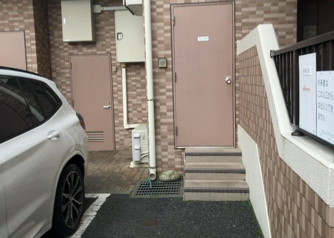 敷地内に散水栓や立水栓があると便利です。水道水を直接利用できるため、水を運ぶ手間を省くことが出来ます。大量の水を必要とする洗車作業や清掃などに役立ちます。その他設備とあわせて、現地でご確認ください。