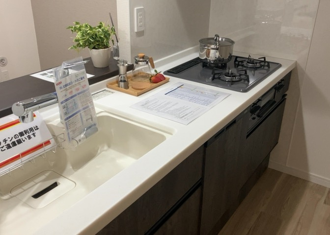 ダイニングとキッチンの間を扉や壁などで仕切らず、一体化させた間取りです。キッチンカウンターがついている物件ならば、食事をキッチンカウンターで取ることで、ダイニングスペースをリビングとして使用できます。