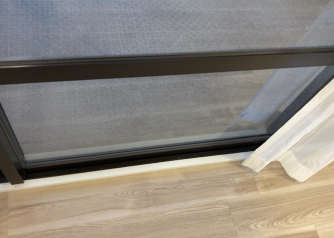 サッシは、ガラス窓に使用される金属製の窓枠です。一般的に住宅建築では、金属製建具工事の段階でガラス類・玄関などと同時に設置されます。種類や構造により断熱性能や遮音性能が異なるので現地でご確認ください。