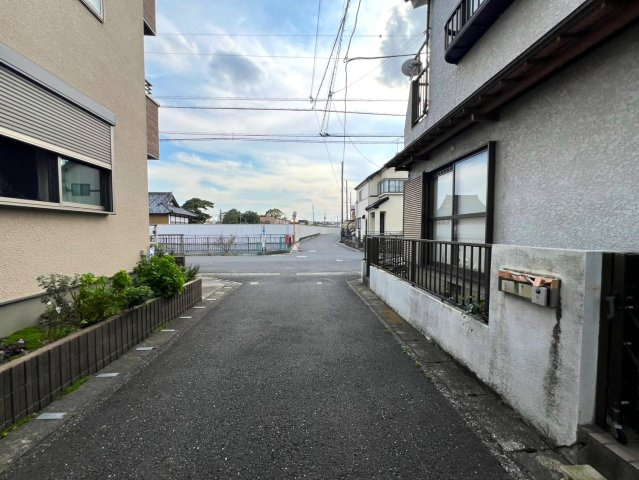 ラコマート武里店まで徒歩約7分でお買い物に便利な立地です。