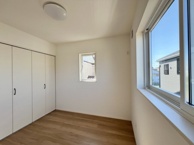 北側2階5帖の洋室です。　直接日が当たらないのでお部屋が暑くなりすぎる心配が　有りません。　