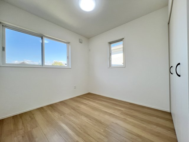 北が和2階5帖の洋室です。　収納スペースは各部屋にあり、お部屋が散らからず　いつでもスッキリ片付きます。