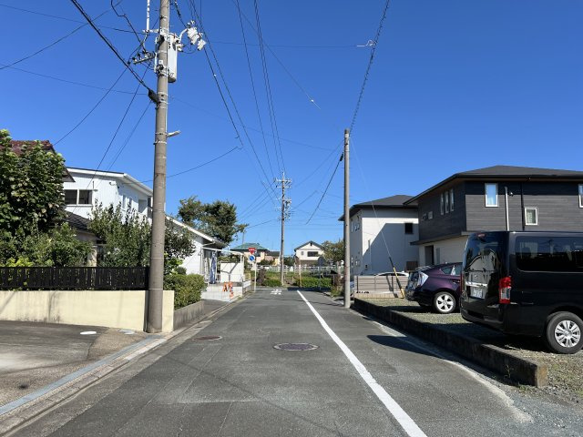 南側前面道路を西側から撮影しました。　