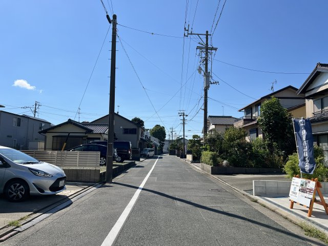 南側前面道路を東側から撮影しました。　