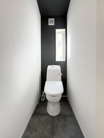 トイレは1階と2階にそれぞれ設置しています。　白と黒のモダンな印象のトイレです。　